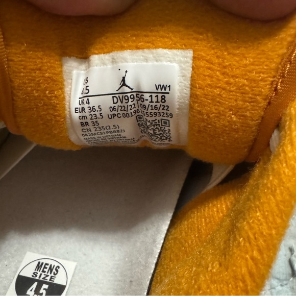 Nike Unisex-Adult Low-top Sneakers | Size 4.5 |cream/orange color - Picture 11 of 12